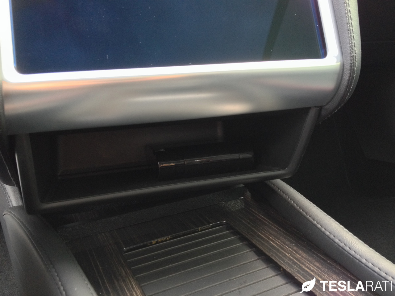 Griffin-Screen-Cleaning-Tesla-Model-S-Dirty-Screen - TESLARATI