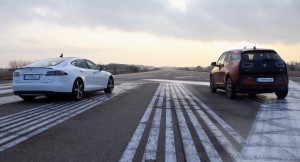 Tesla Model S vs BMW i3 Drag Race