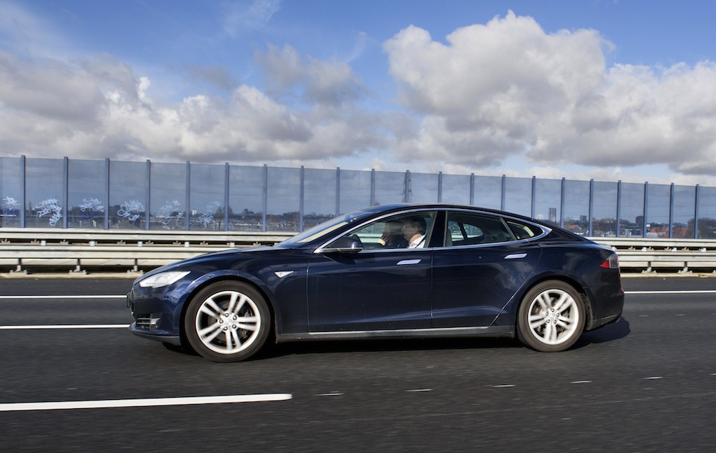 Blue-Tesla-Model-S-Eneco-Smart-Charging