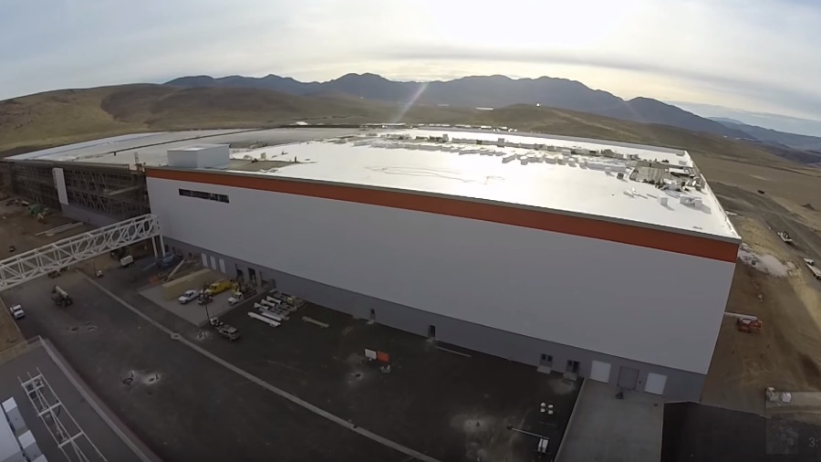 Tesla-Gigafactory-Roof-Drone-Flyover