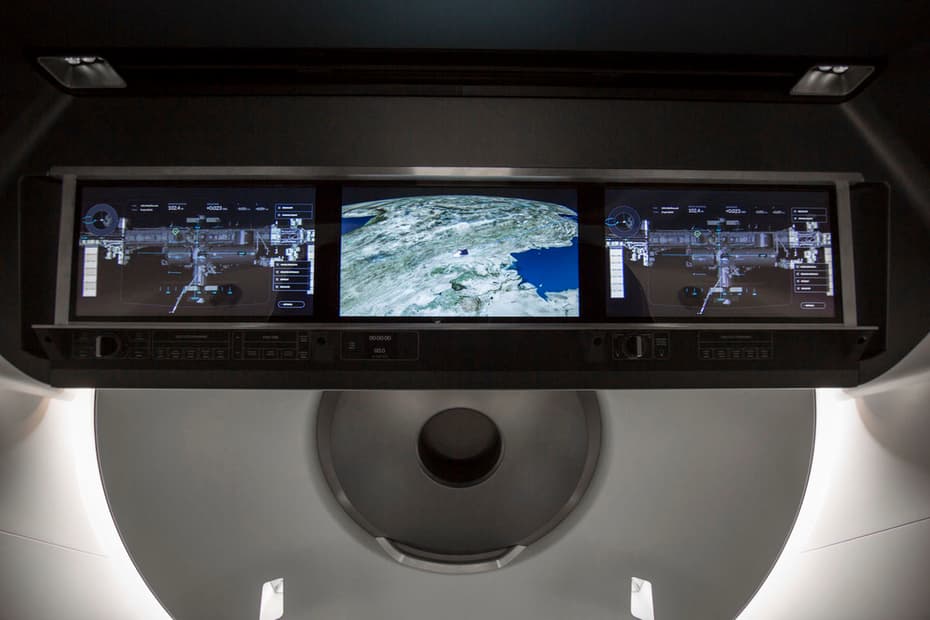 SpaceX-Crew-Dragon-Touchscreen