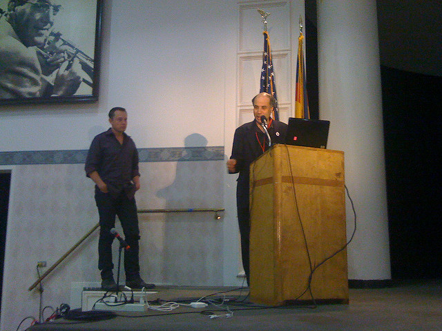 Dr. Zubrin of The Mars Society introduces Elon Musk. (Credit: Chris Radcliff under CC by SA-2.0.)