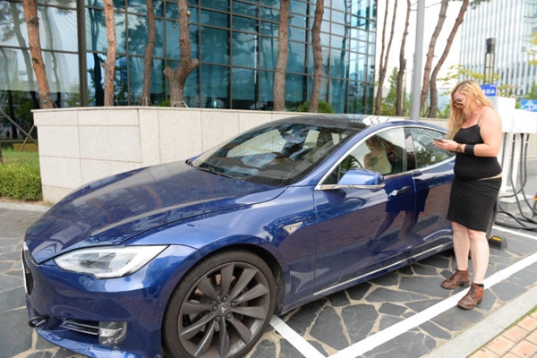 Blue-Tesla-Model-S-P90D-South-Korea