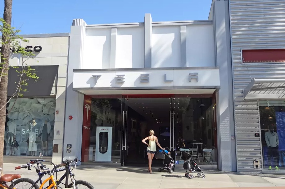 Tesla Showroom in Santa Monica [Source: Sharon VanderKaay | creative commons]