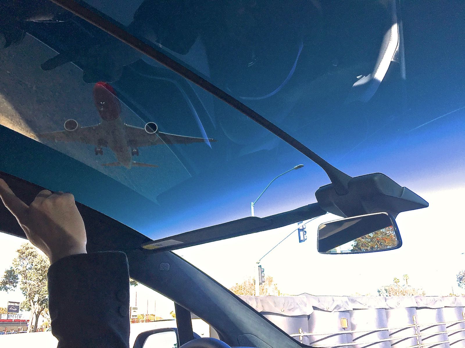 model-x-panoramic-windshield-view-airplane