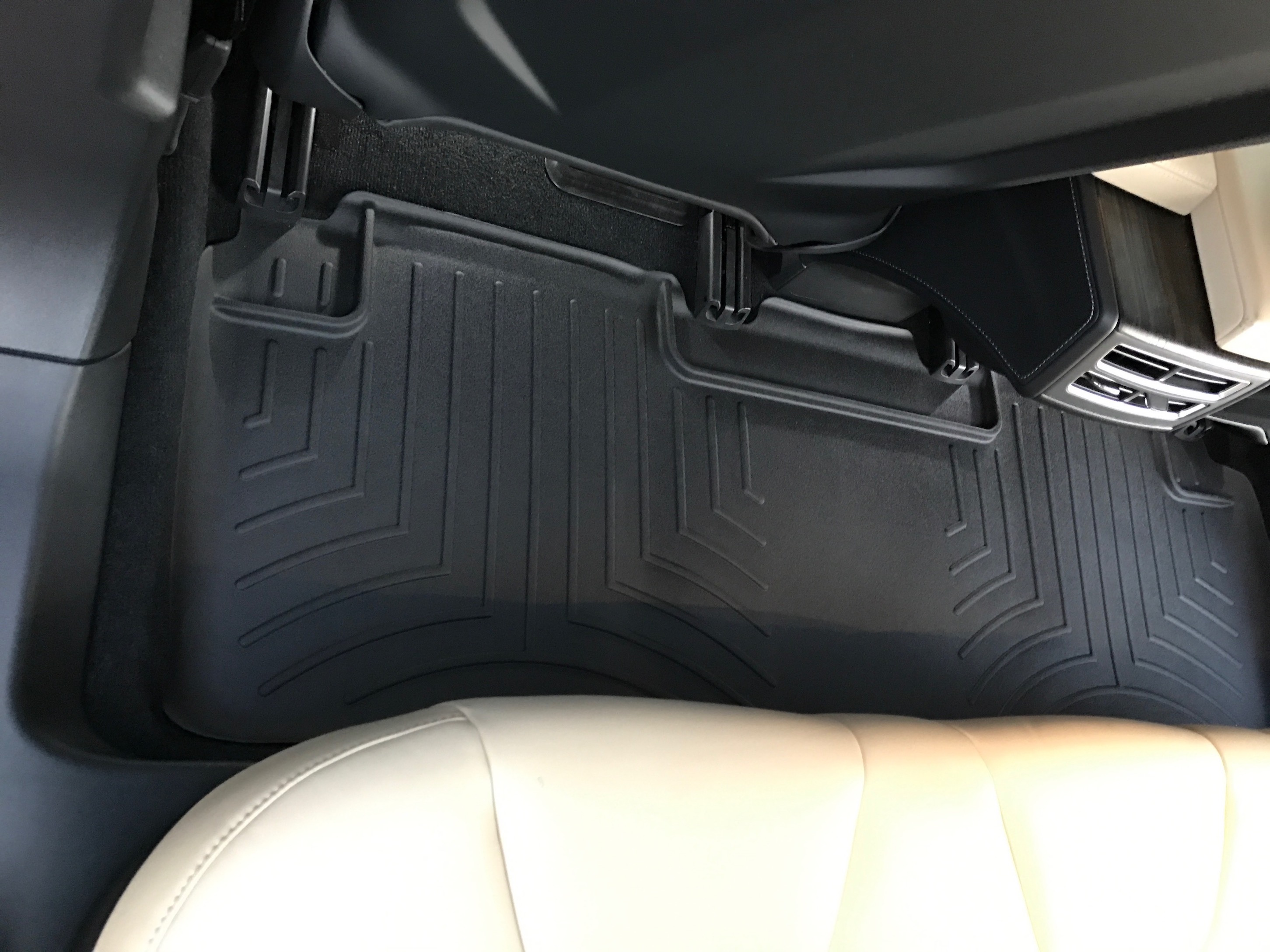 2nd row floor liner mat (Installed)