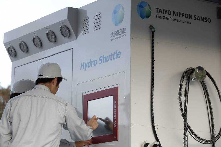 Fueling a dream: Employees of Taiyo Nippon Sanso Corp. operate a hydrogen station in Tokyo during a demonstration Thursday.