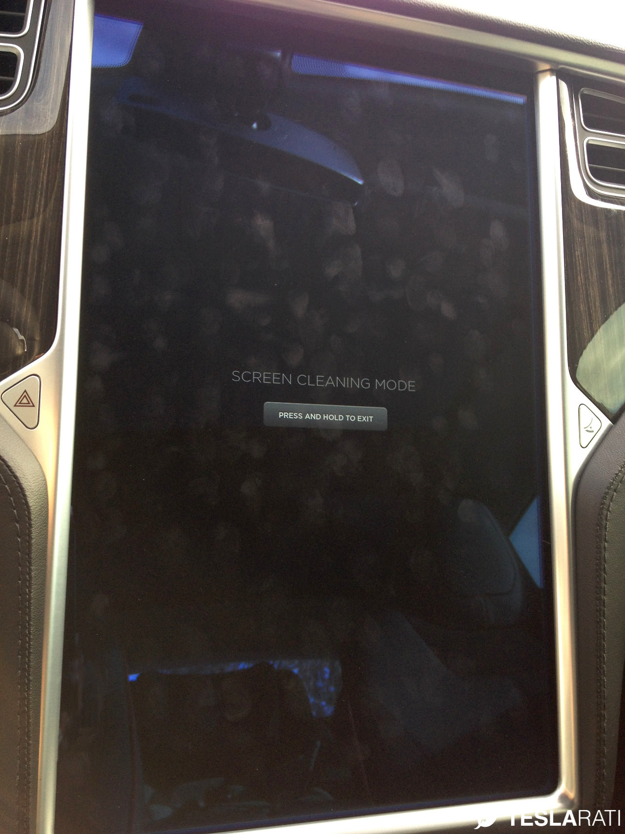 Griffin-Screen-Cleaning-Tesla-Model-S-Dirty-Screen - TESLARATI