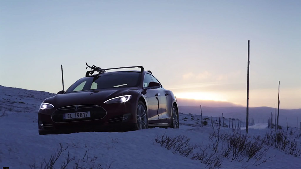 Tesla-Model-S-in-the-snow