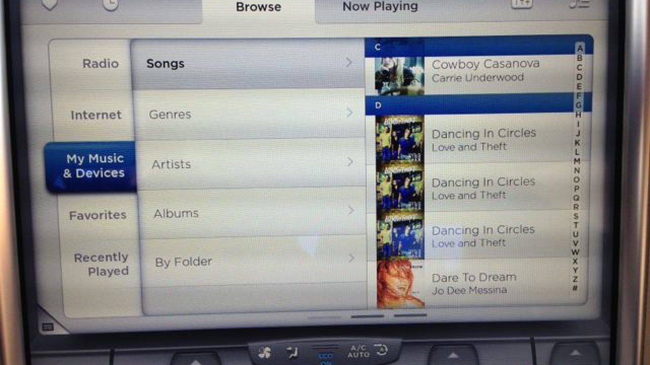 En begivenhed tillykke data Playing Music from a USB Drive in the Tesla Model S