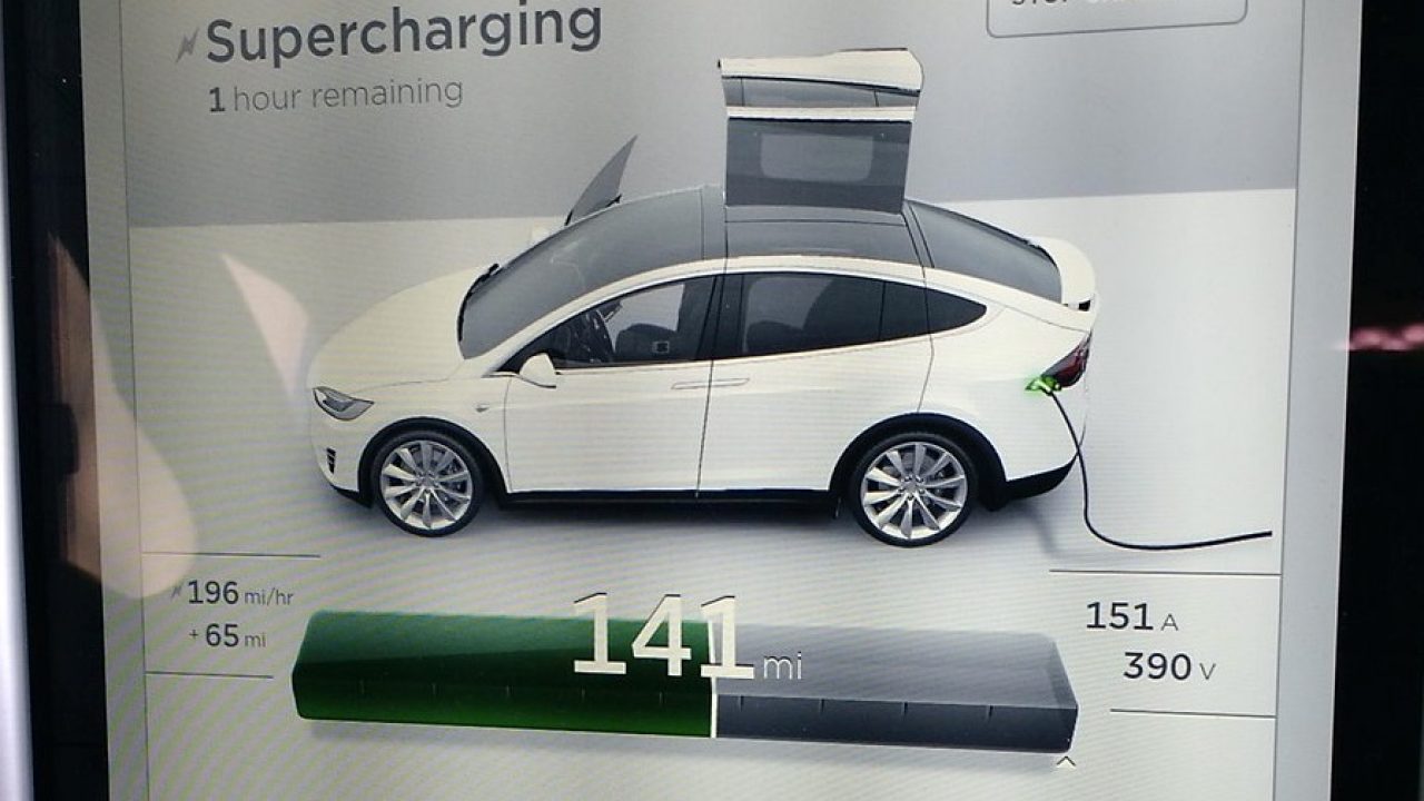 Сколько заряжать теслу. Tesla model x Charging. Тесла трекер. Дисплей Тесла модель s. Tesla model x Tesla Supercharger v3.