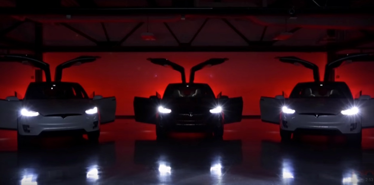Tesla-Model-X-Holiday-Light-Show