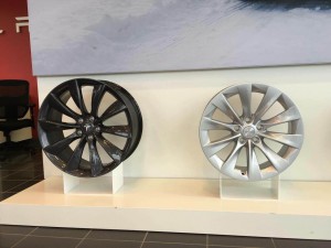 Tesla 21" Turbine vs 19" Slipstream wheel