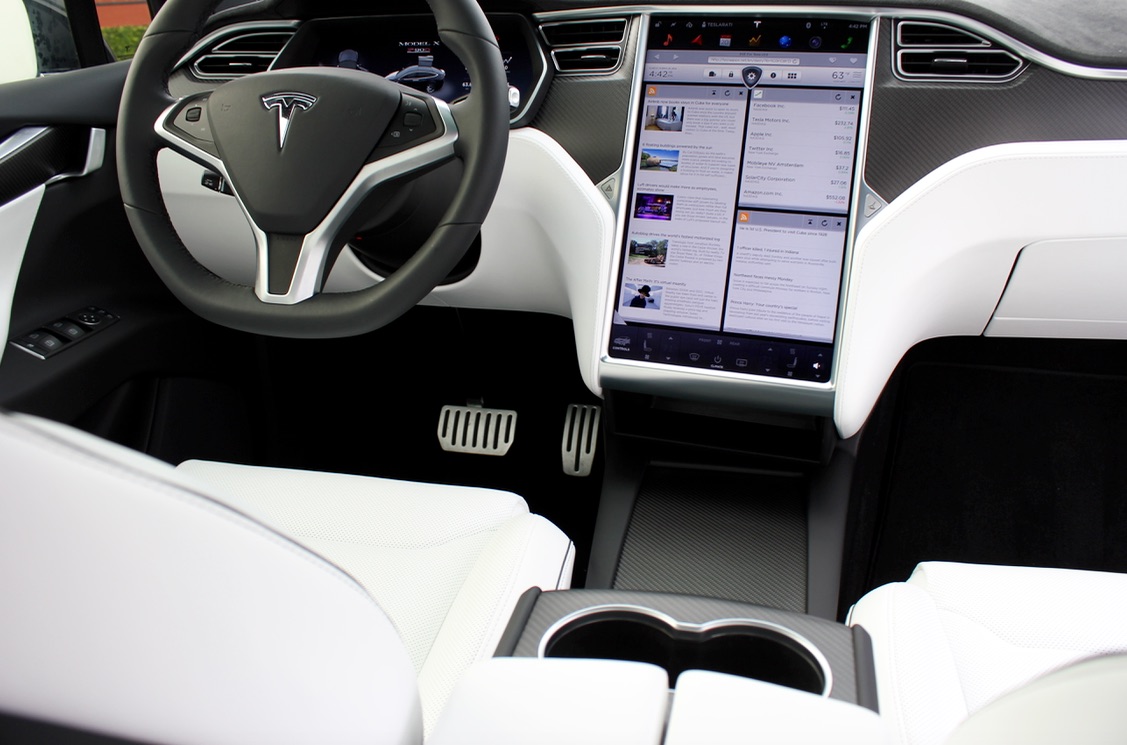 [Obrázek: Model-X-Ultra-White-Dashboard-Apps-Touchscreen.jpg]