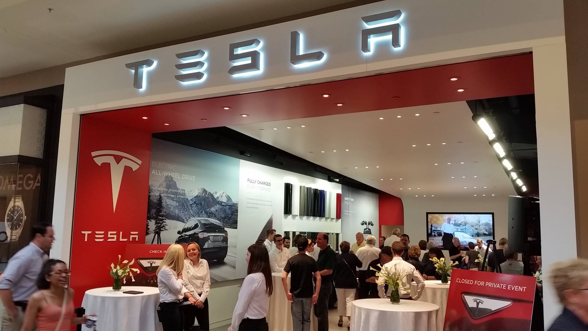 Tesla welcomes Pittsburgh Store with owners' exclusive grand