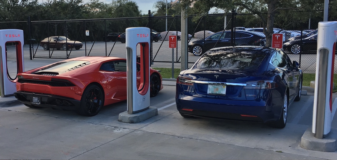 Tesla Model S P100D drag race vs Lamborghini