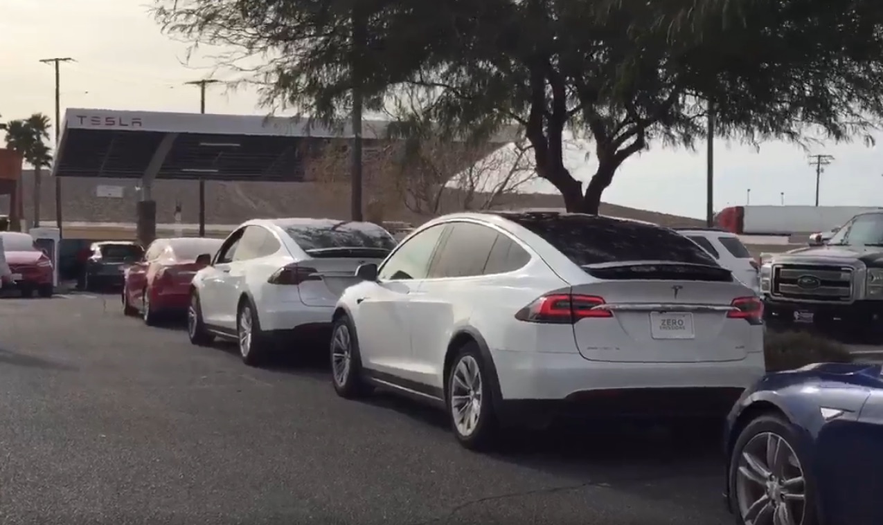 Tesla-Barstow-Supercharger-line-queue