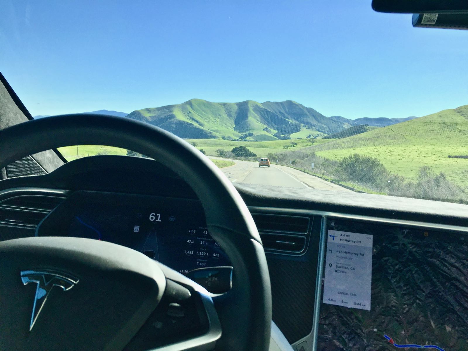 Tesla-roadtrip-steering-wheel-touchscreen