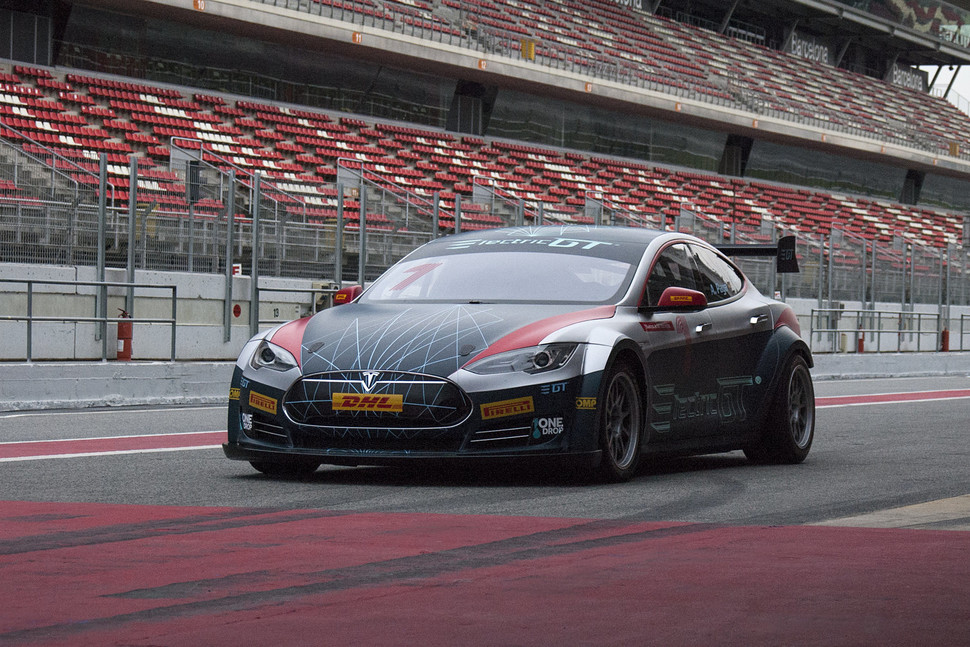 bibliotheek Ananiver Agressief Watch Electric GT's Tesla Model S race car stick to the track like a slot  car