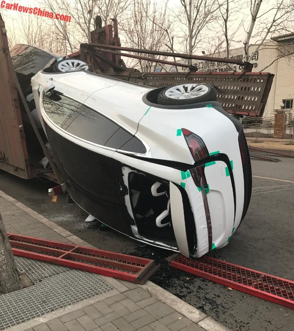 tesla-ModelX-crashes-off-truck