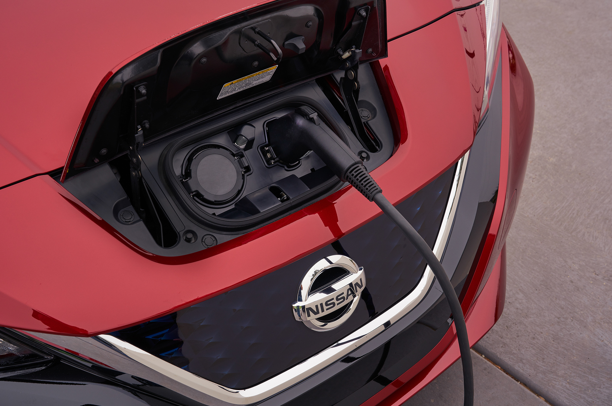2018-Nissan-Leaf-charge-port