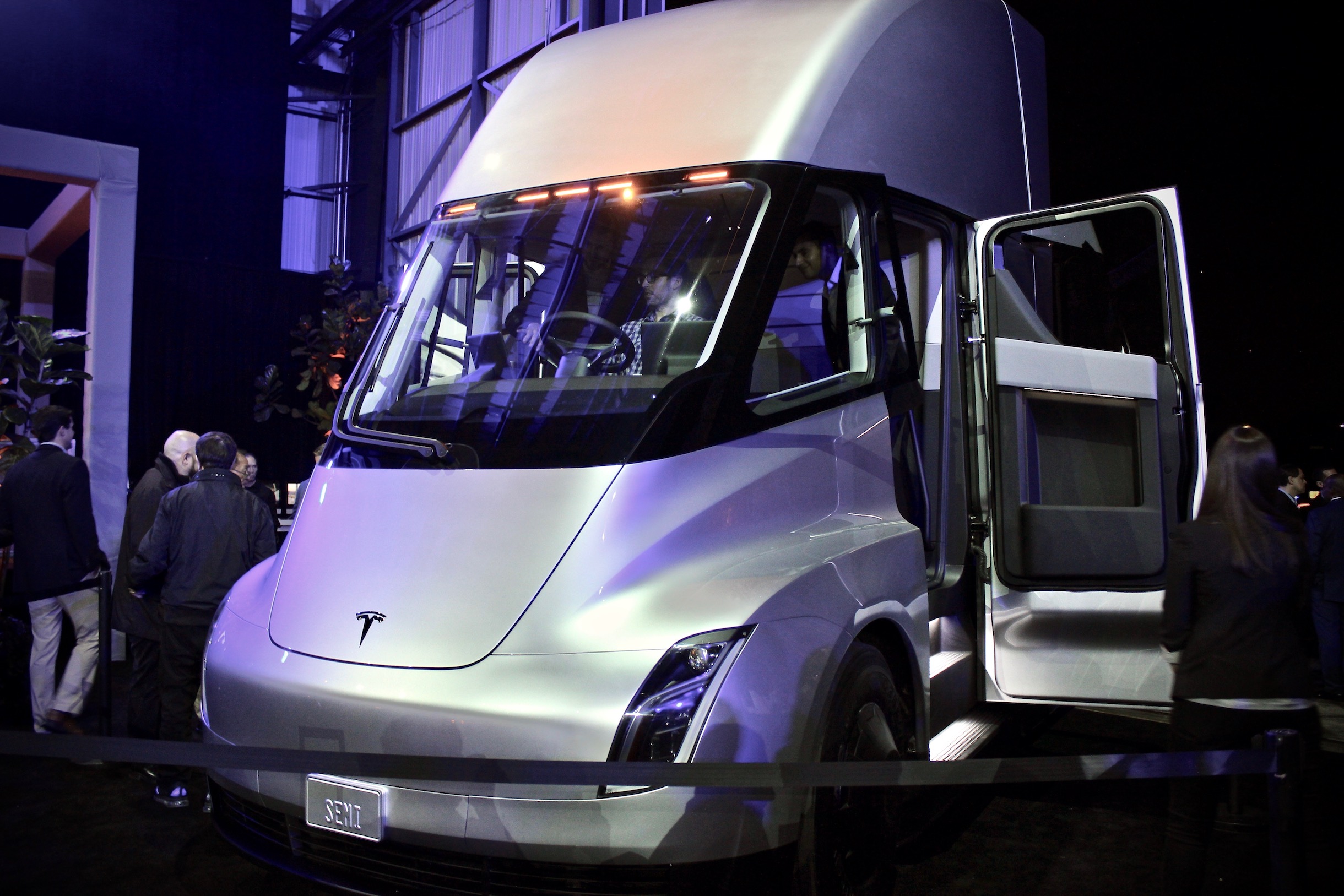 Tesla Semi Has A Base Price Of 150k Limited Founders