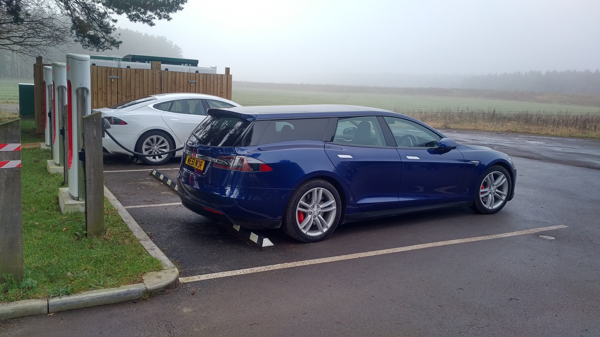 Annoteren Ontspannend Het pad Tesla Model S 'Shooting Brake' wagon spotted Supercharging in the wild