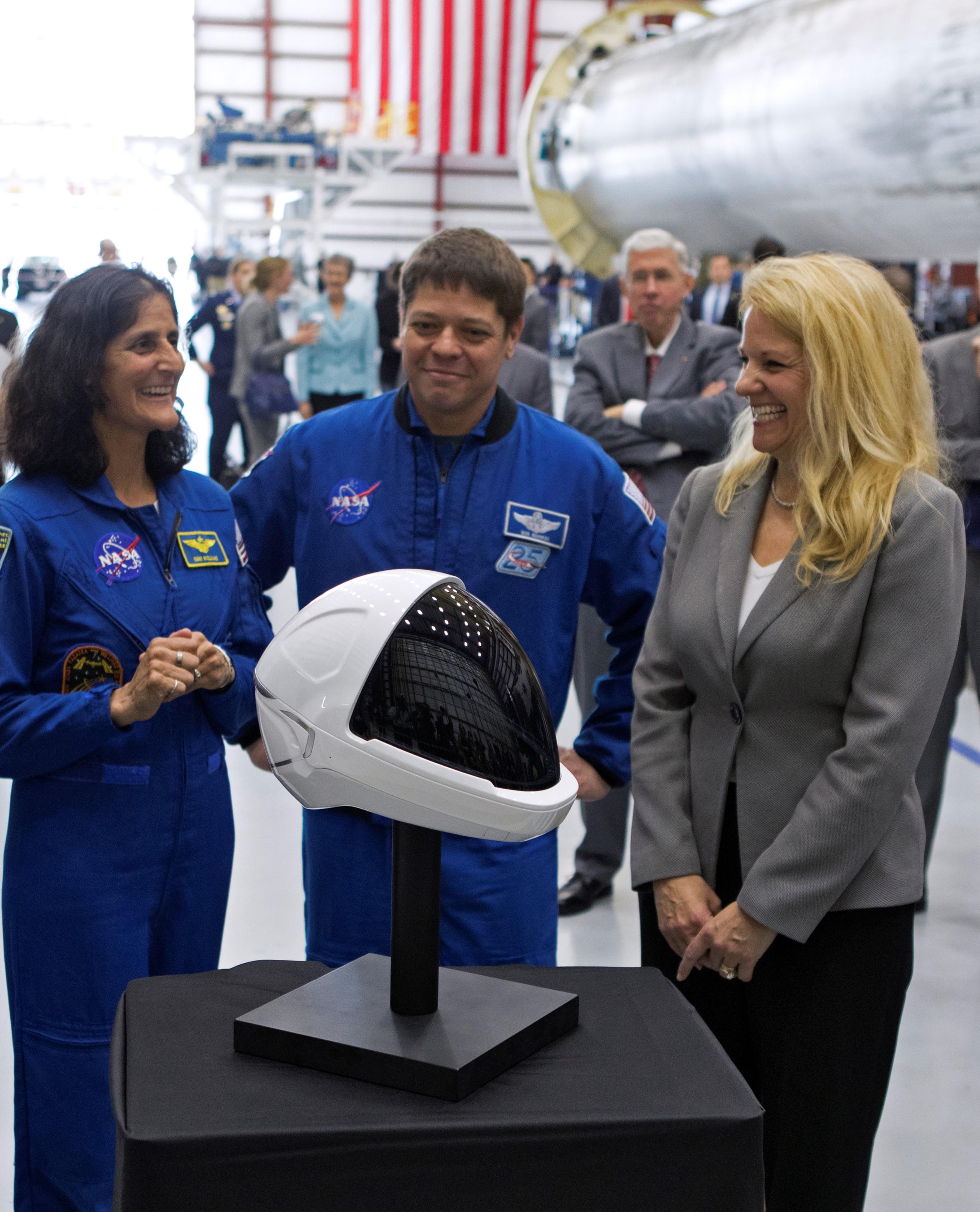 SpaceX spacesuit helmet detail (NASA) - TESLARATI