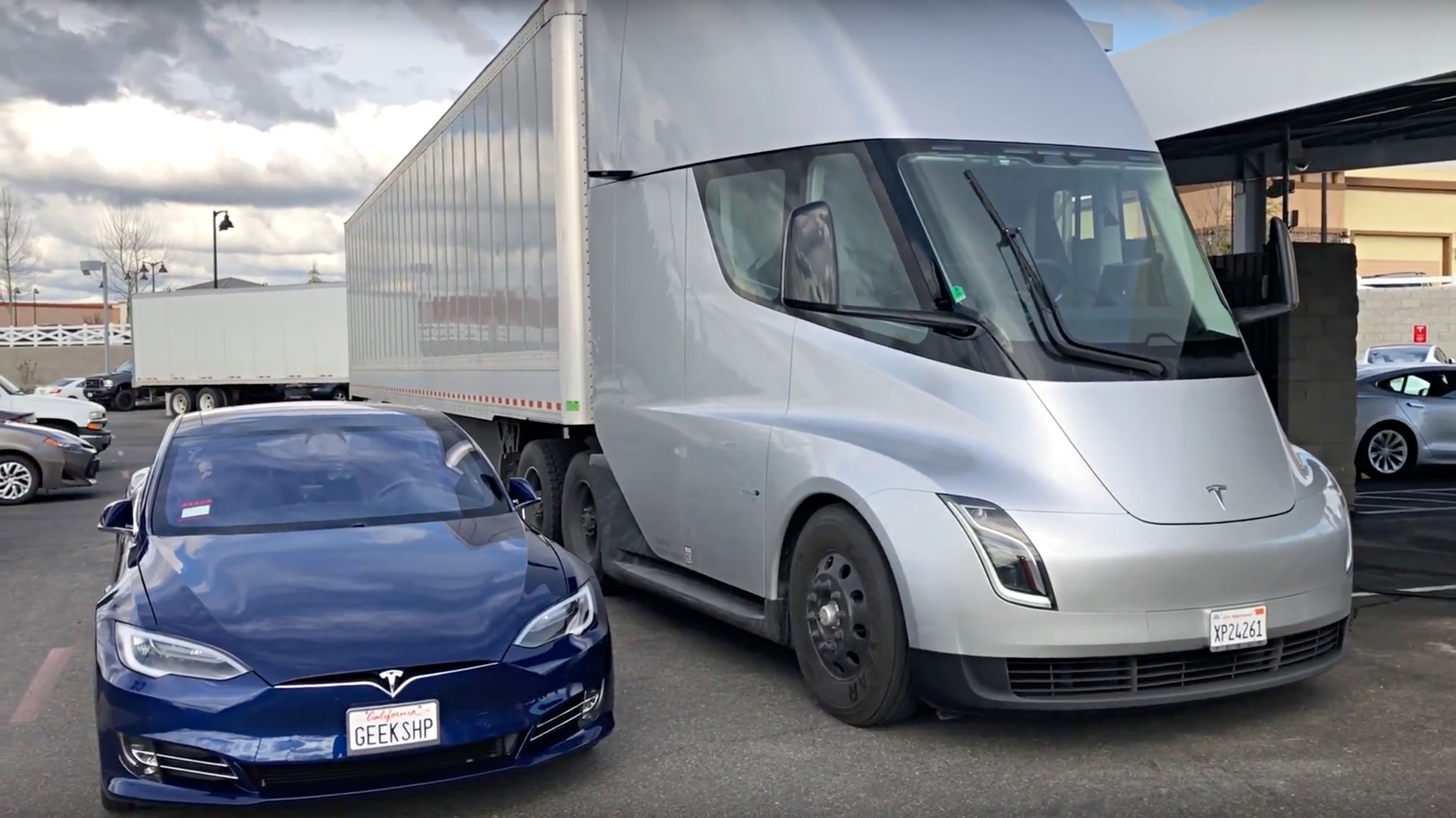 tesla-model-s-vs-semi-truck-rocklin-supercharger.jpg