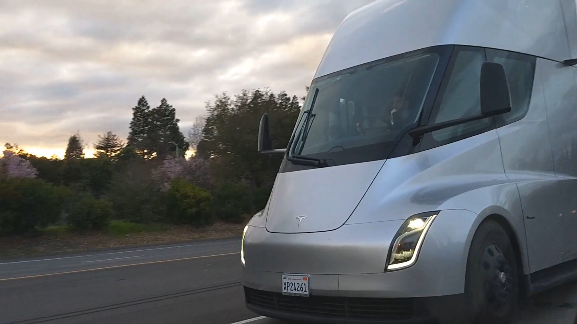 Tesla Semi truck pair spotted in “Convoy Mode” on CA highway