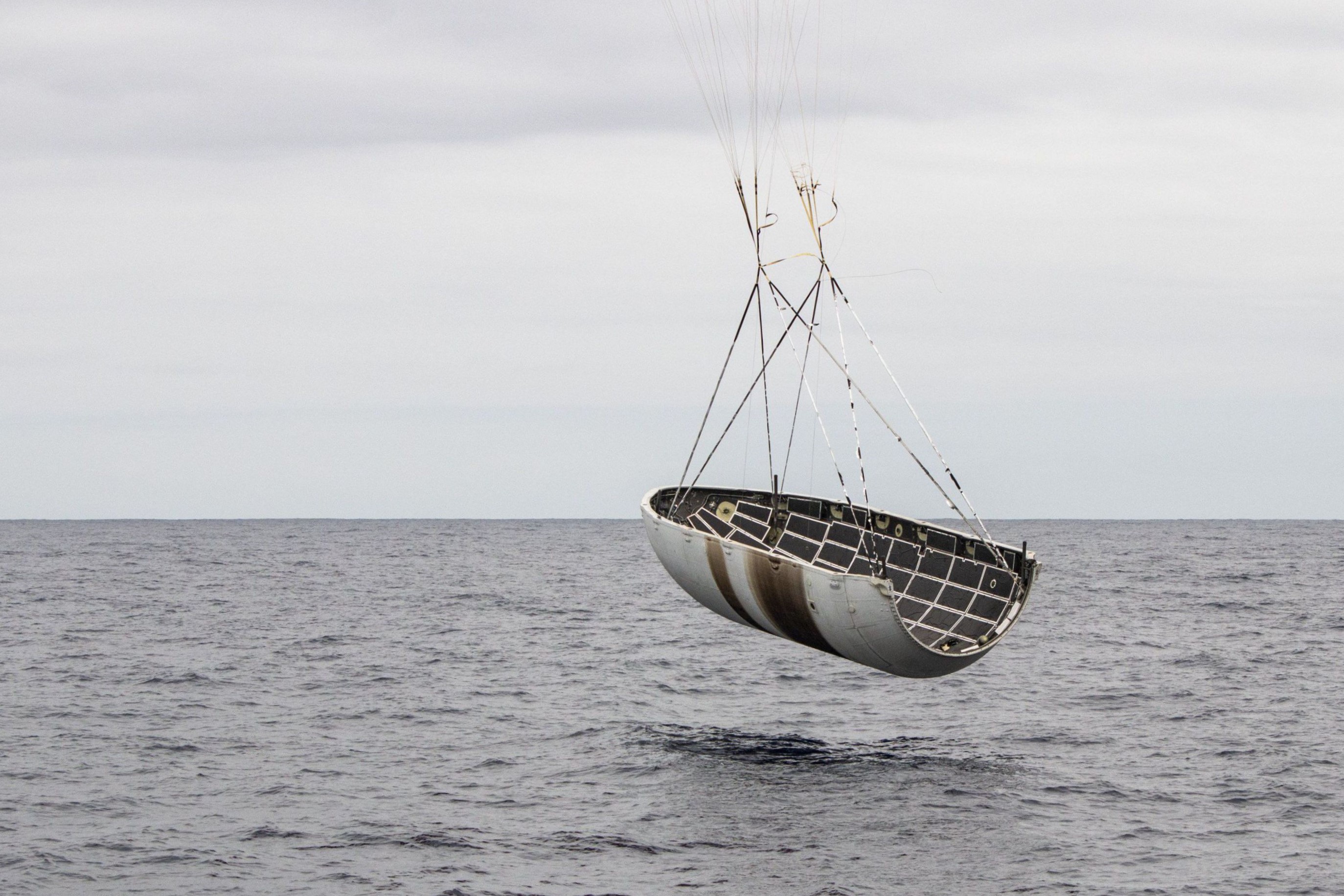 Falcon 9 block 5 (SSO-A) - 3.12.2018 - Page 5 Falcon-fairing-recovery-SpaceX-2-1