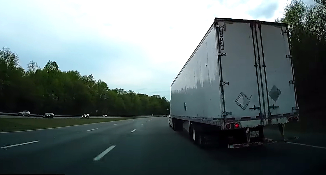 Tesla-Model-X-detects-lane-end-semi-truck
