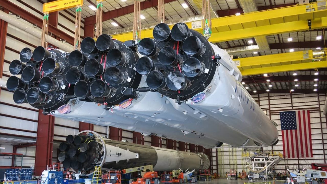 SpaceX wins US Air Force contract for Falcon Heavy launch
