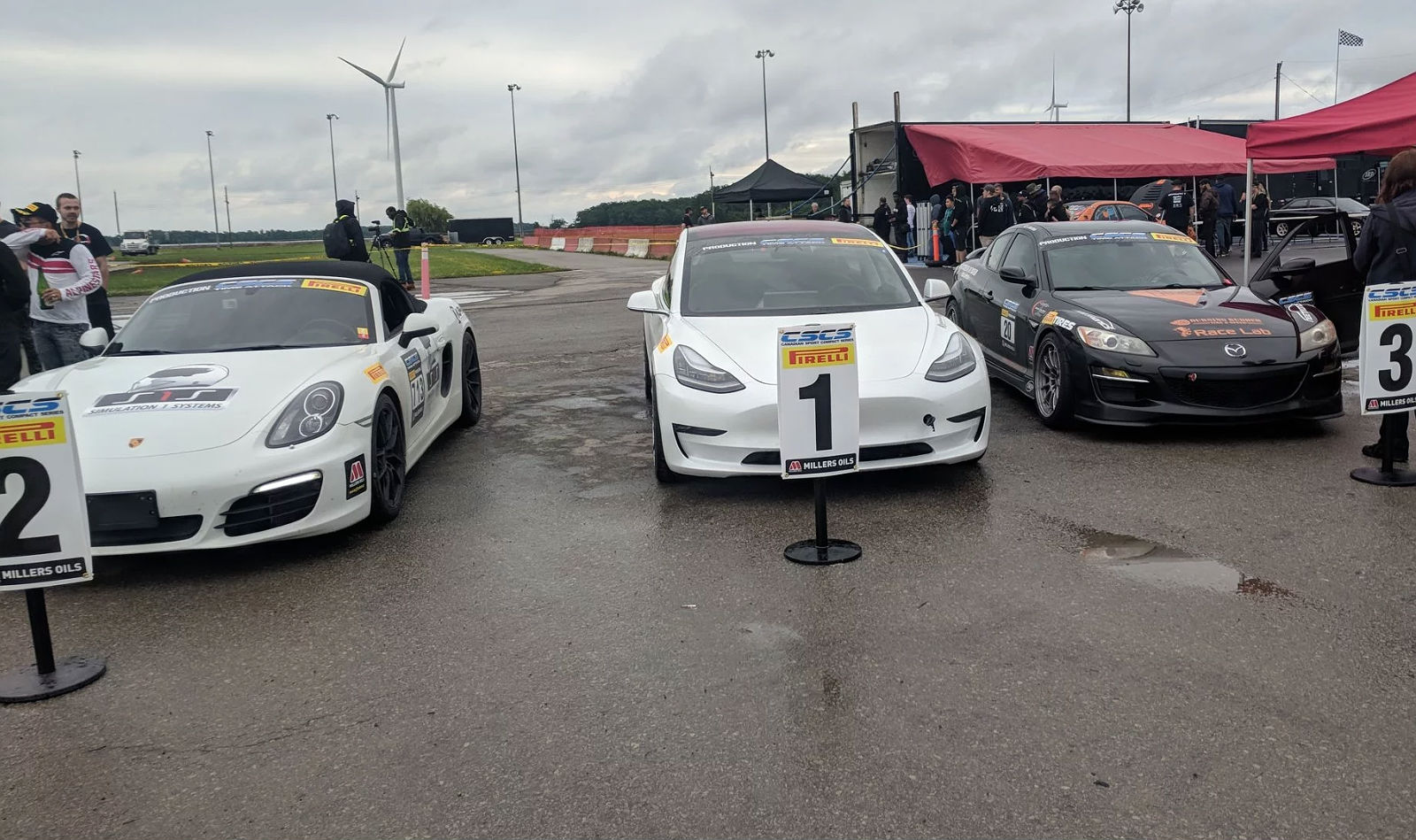 Eerlijkheid Makkelijk in de omgang inhalen Tesla Model 3 beats runner-up Porsche Boxster to win Time Attack race event