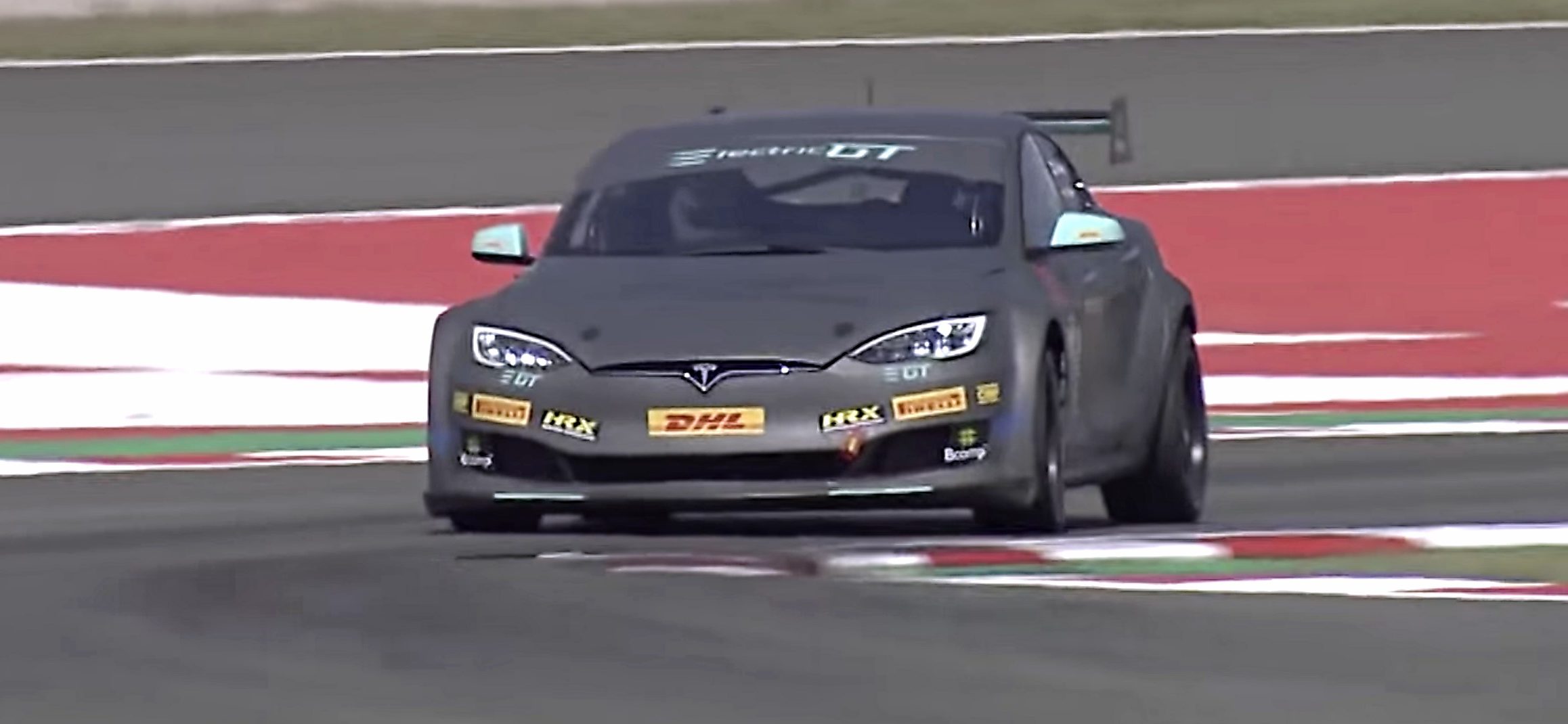 onder Weerkaatsing Presentator Tesla Model S P100DL Electric GT race car track-tested by Top Gear veteran