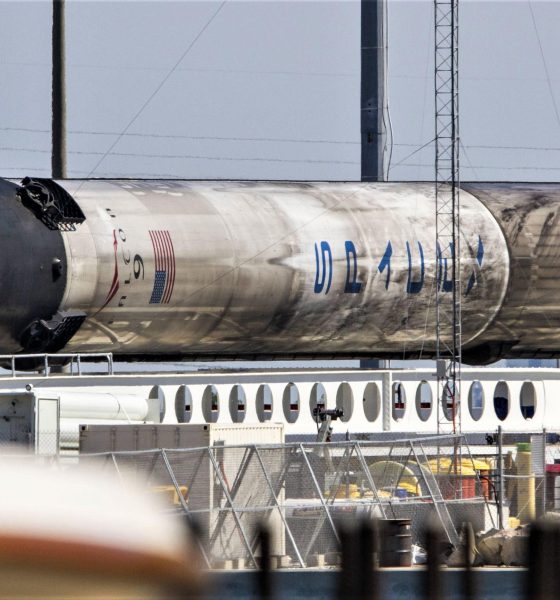 60 hours after docking, B1046 was loaded horizontally onto its transporter. (Tom Cross)