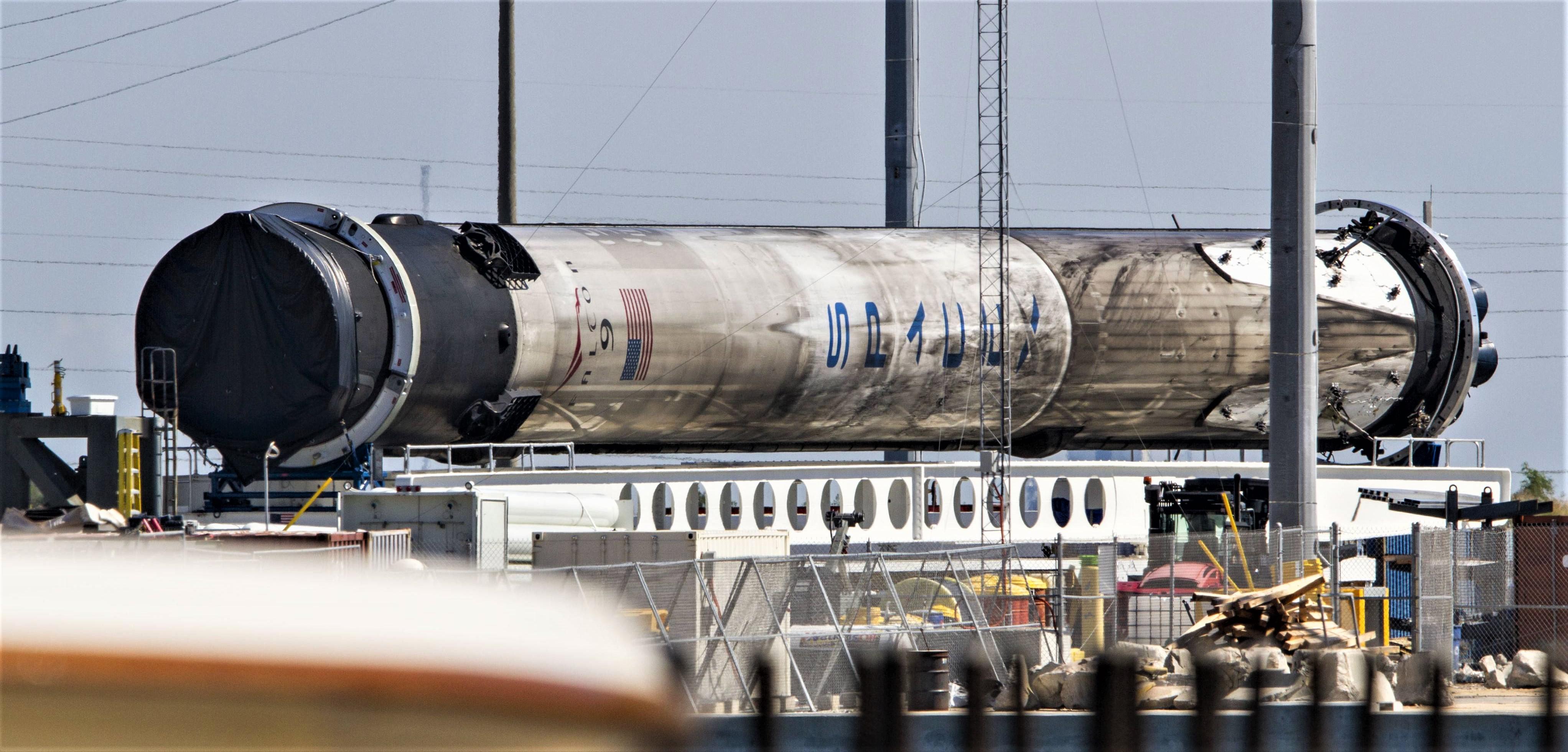 60 hours after docking, B1046 was loaded horizontally onto its transporter. (Tom Cross)