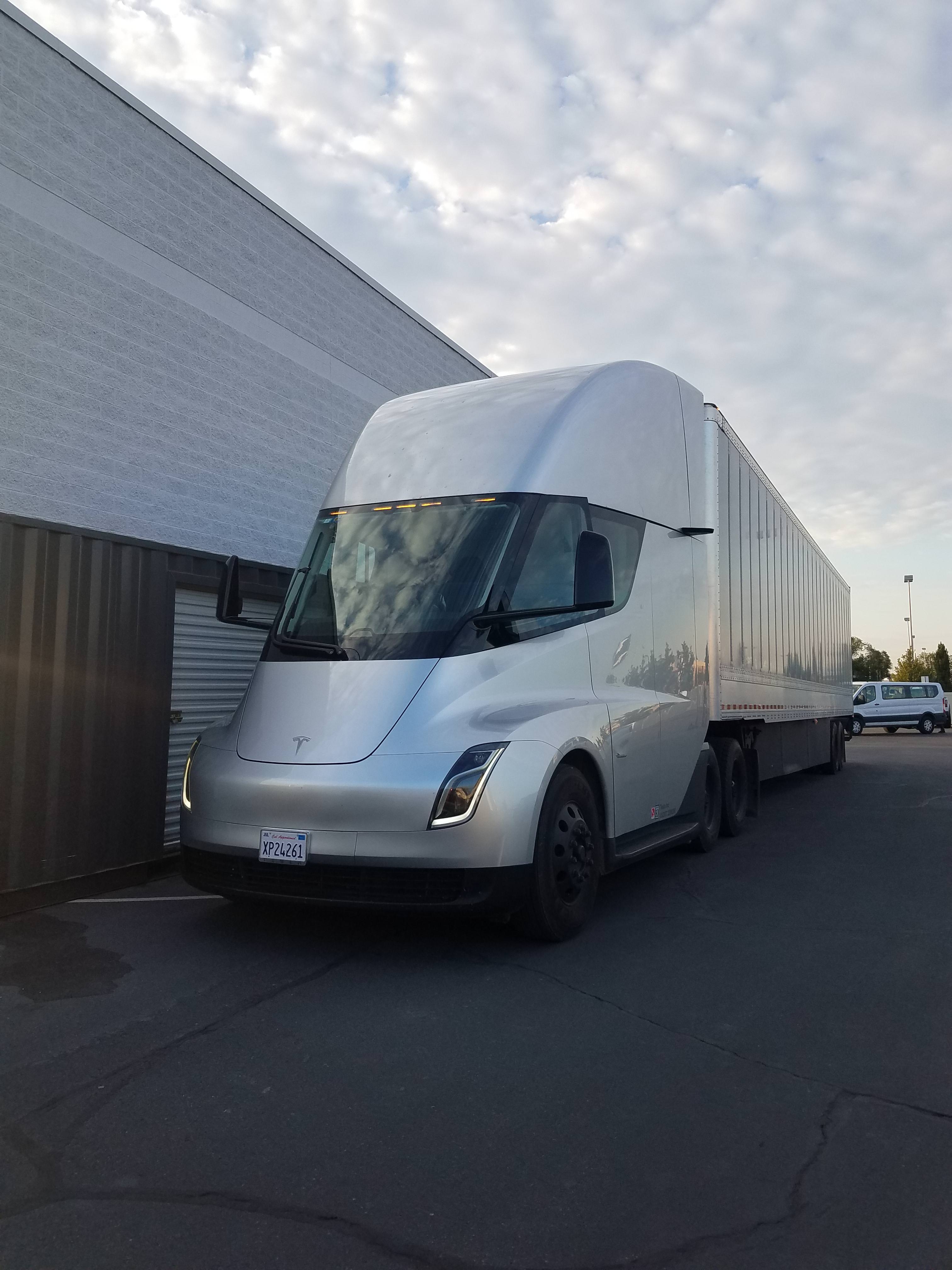 Tesla Semi with trailer showcases unearthly acceleration and sound in