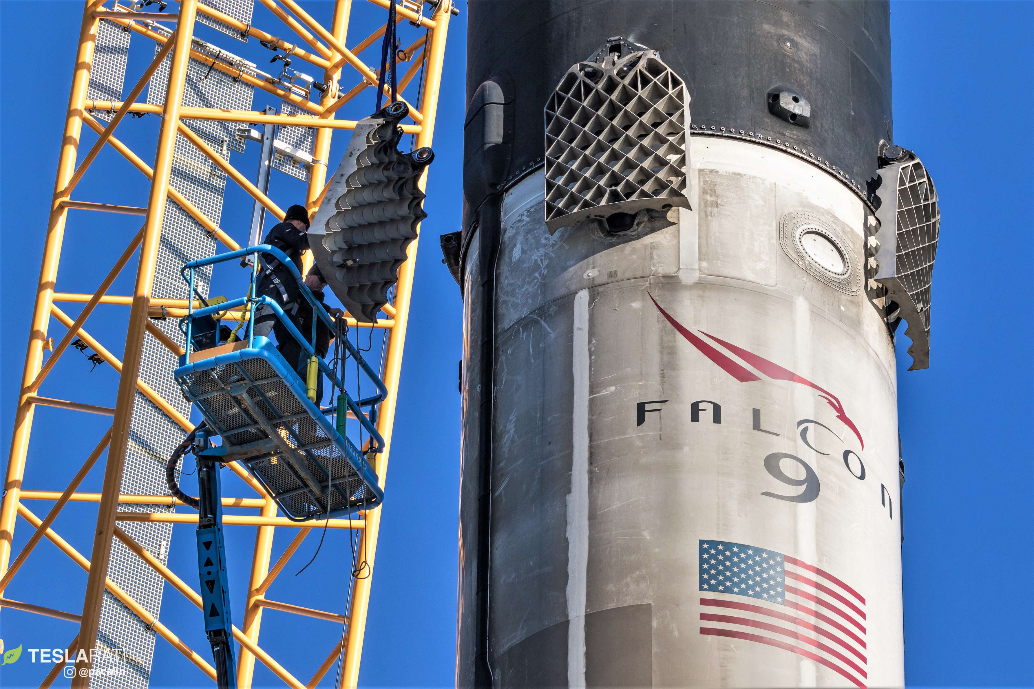 Falcon 9 B1046 SSO-A grid fin removal 120818 (Pauline Acalin) (33)(c) - TESLARATI3570 x 2380