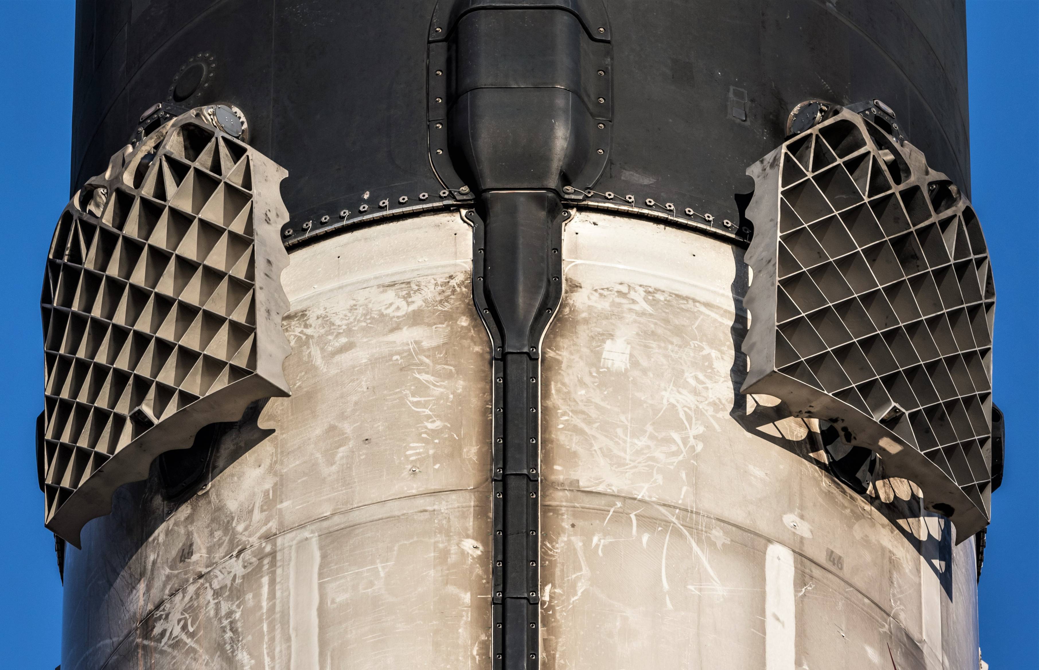 Falcon 9 B1046 SSO-A grid fins + legs 120718 (Pauline Acalin) (3)(c) -  TESLARATI