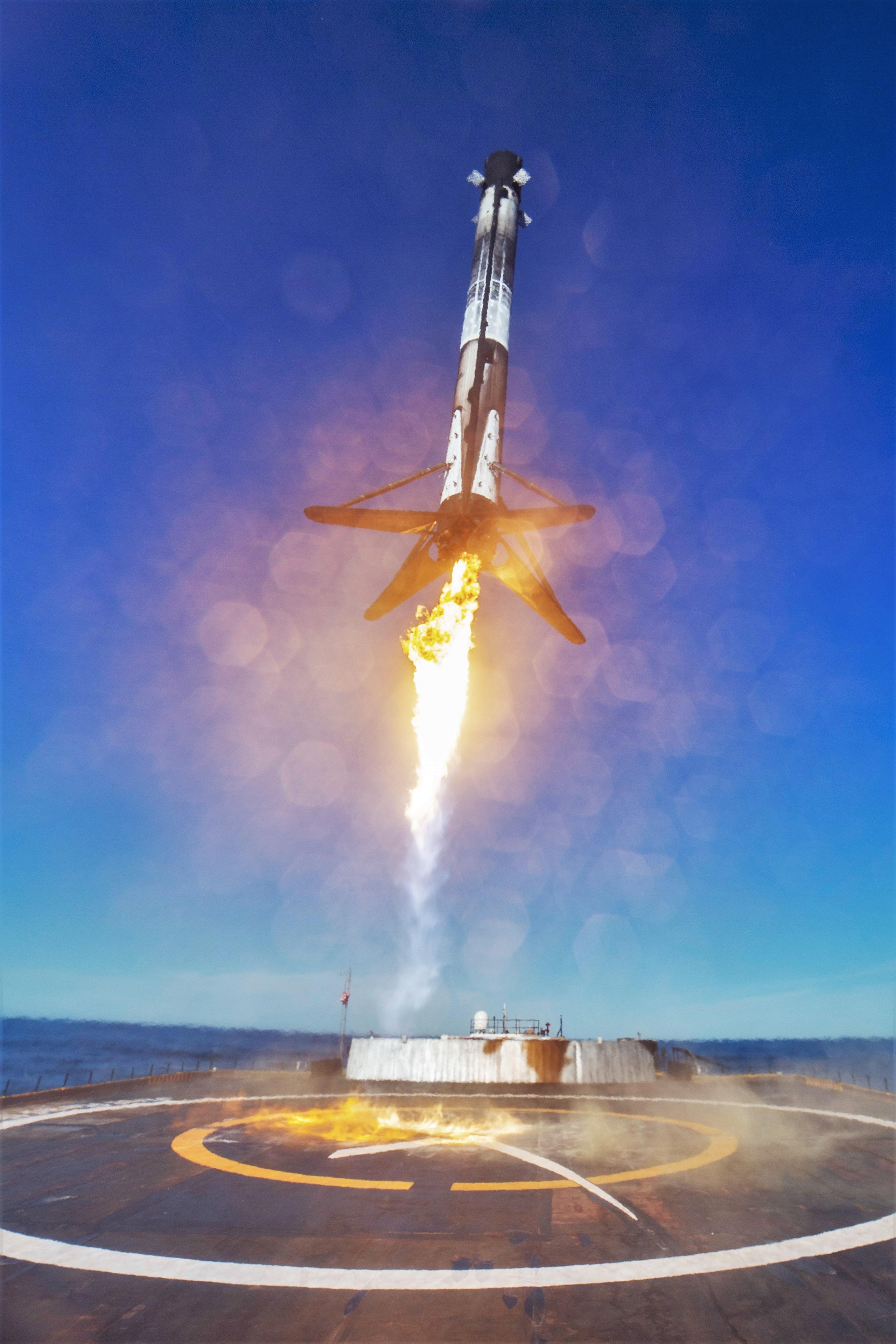 Falcon 9 B1046 SSO-A third landing (SpaceX) 1 edit(c)