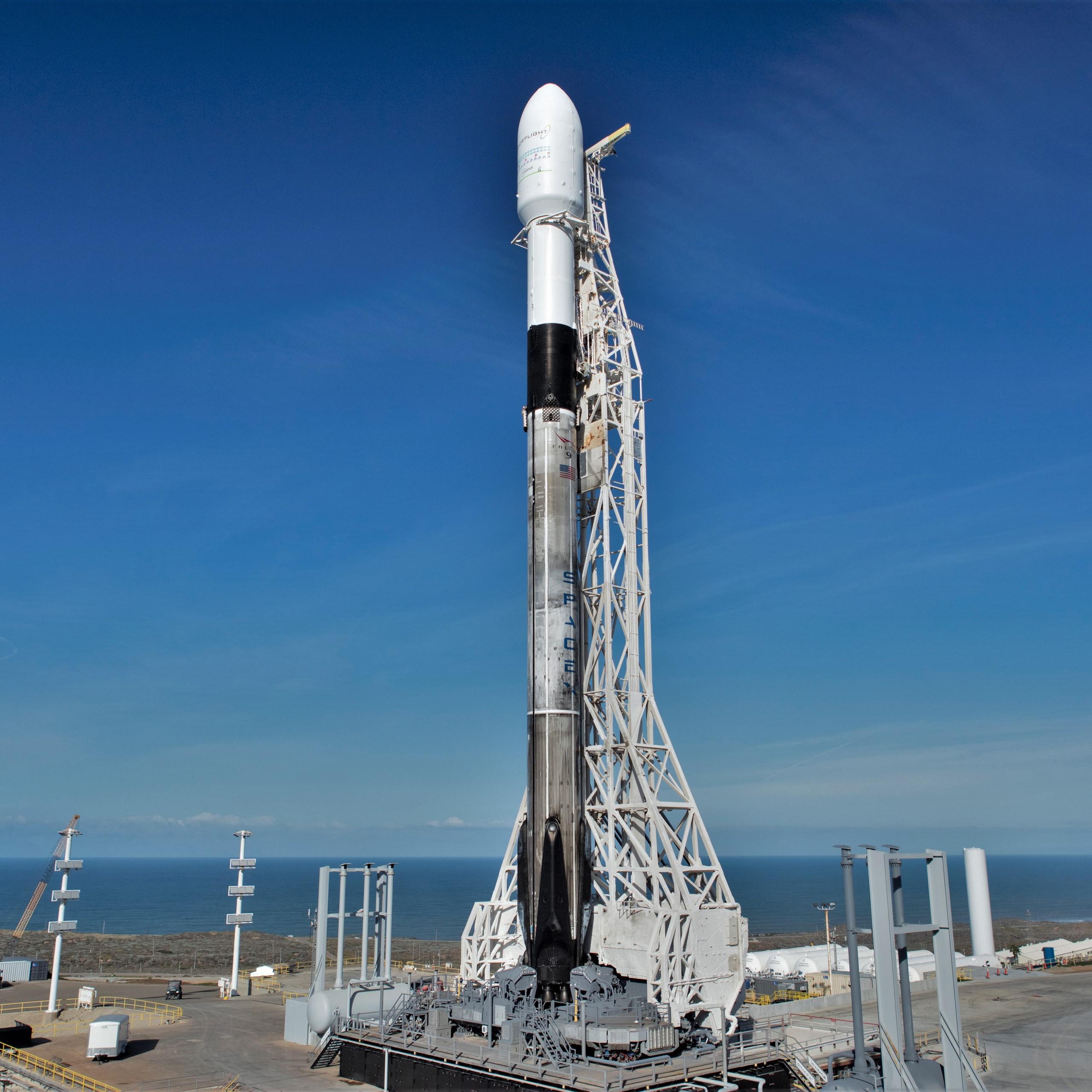 Falcon 9 B1046 SSO-A vertical (SpaceX) (c) square