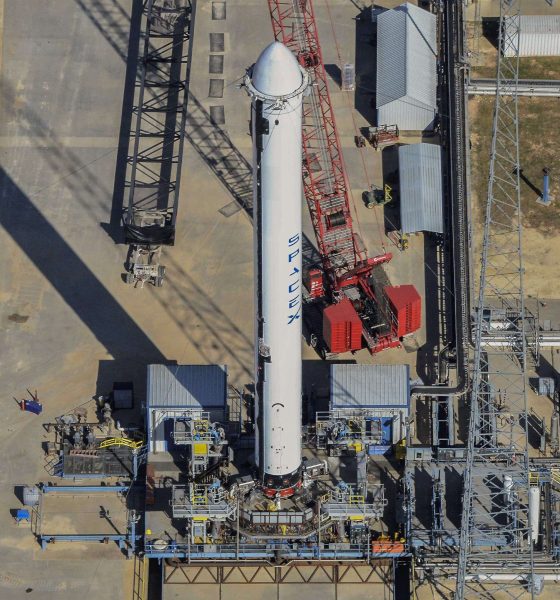 SpaceX replaced its tripod stand with a more functional ground-level test stand. (Teslarati/Aero Photo)