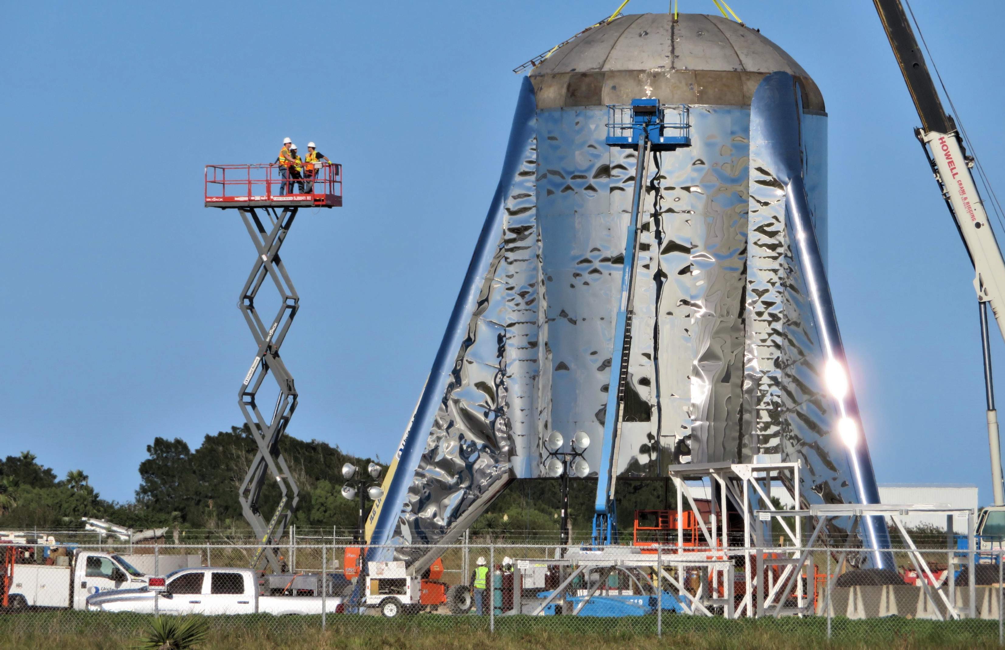 https://www.teslarati.com/wp-content/uploads/2019/01/Boca-Chica-Starship-final-dome-install-012419-NASASpaceflight-bocachicagal-3-crop-c.jpg