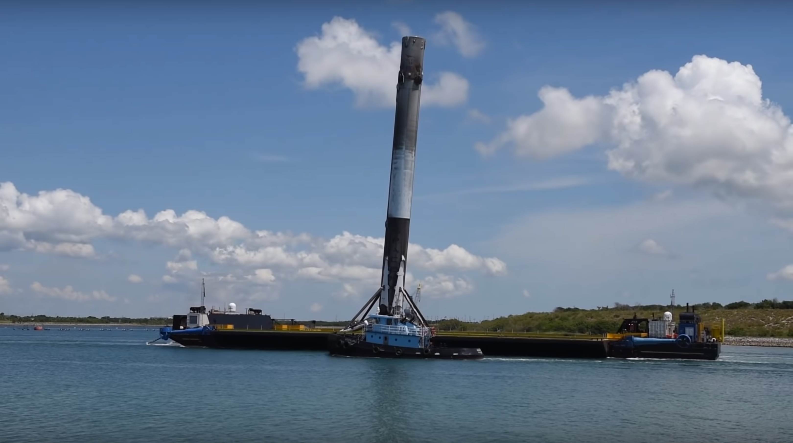 Falcon 9 B1023 Thaicom-8 OCISLY sliding (SpaceX) 3