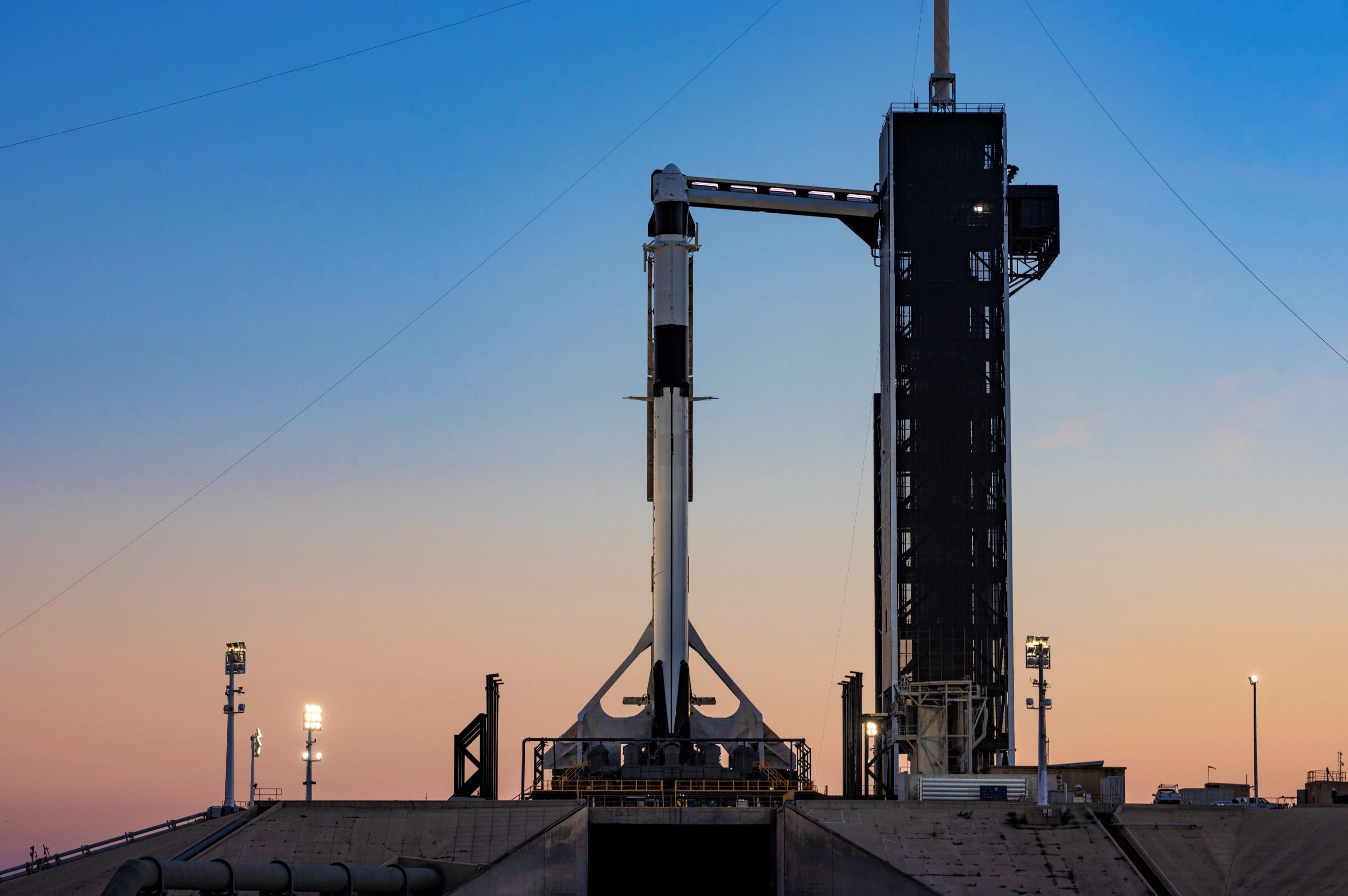 Falcon 9 B1051 Crew Dragon DM-1 vertical 39A (SpaceX) 1 (c)