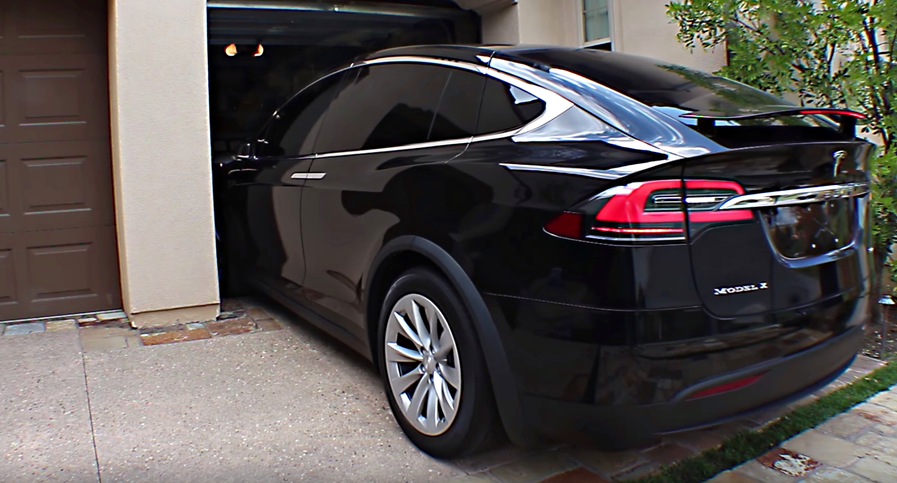 Tesla rolls out location-based auto folding mirrors, better blind spot  warning in new software update