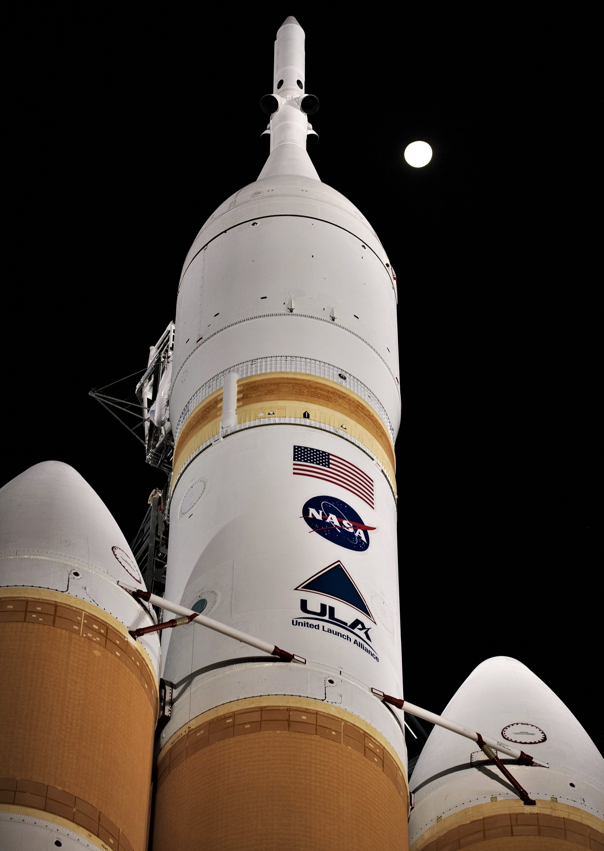 Delta_IV_Heavy_on_pad_with_Orion_EFT-1_(KSC-2014-4686)