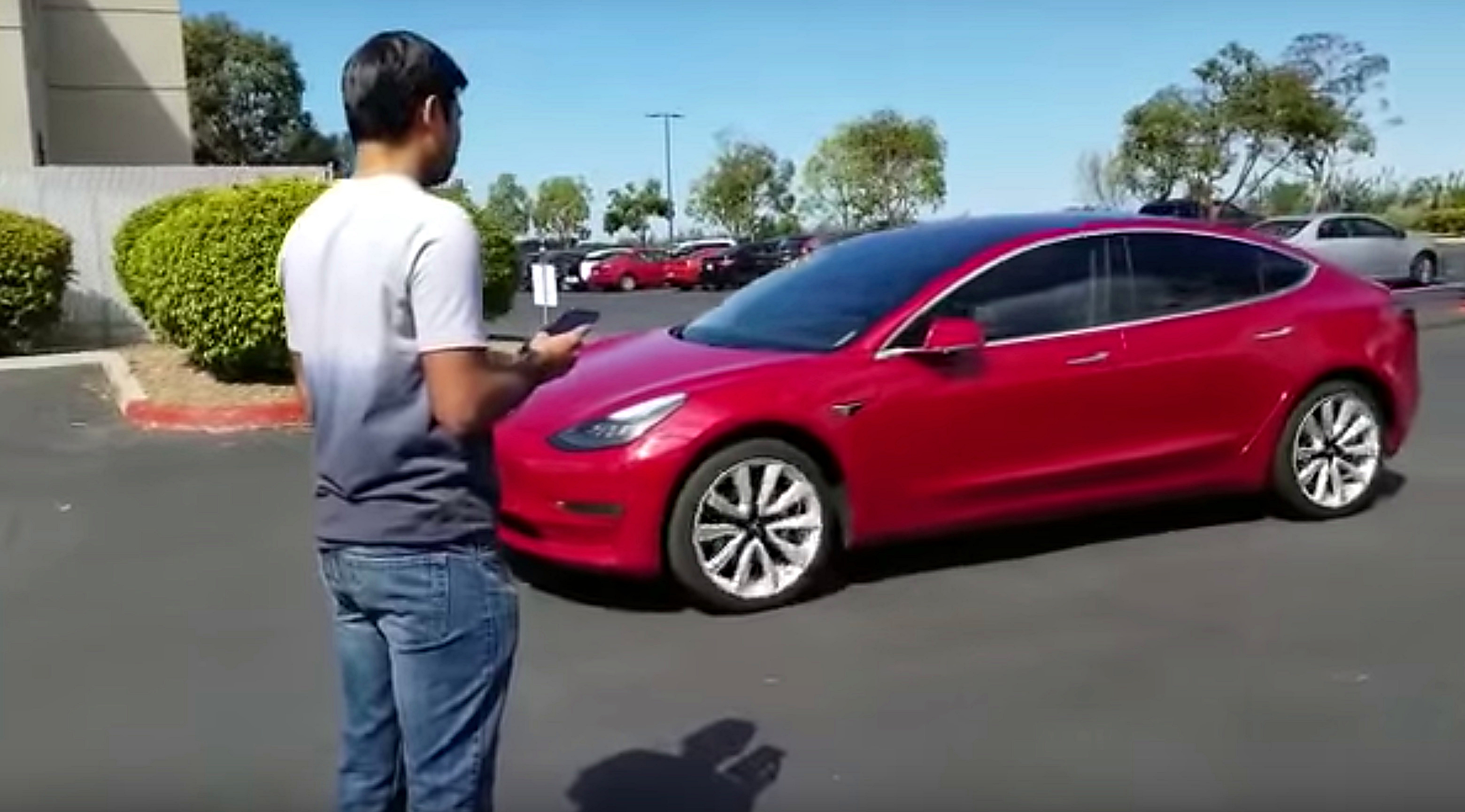 Watch this Tesla Model 3 drive to its owner on Enhanced Summon in