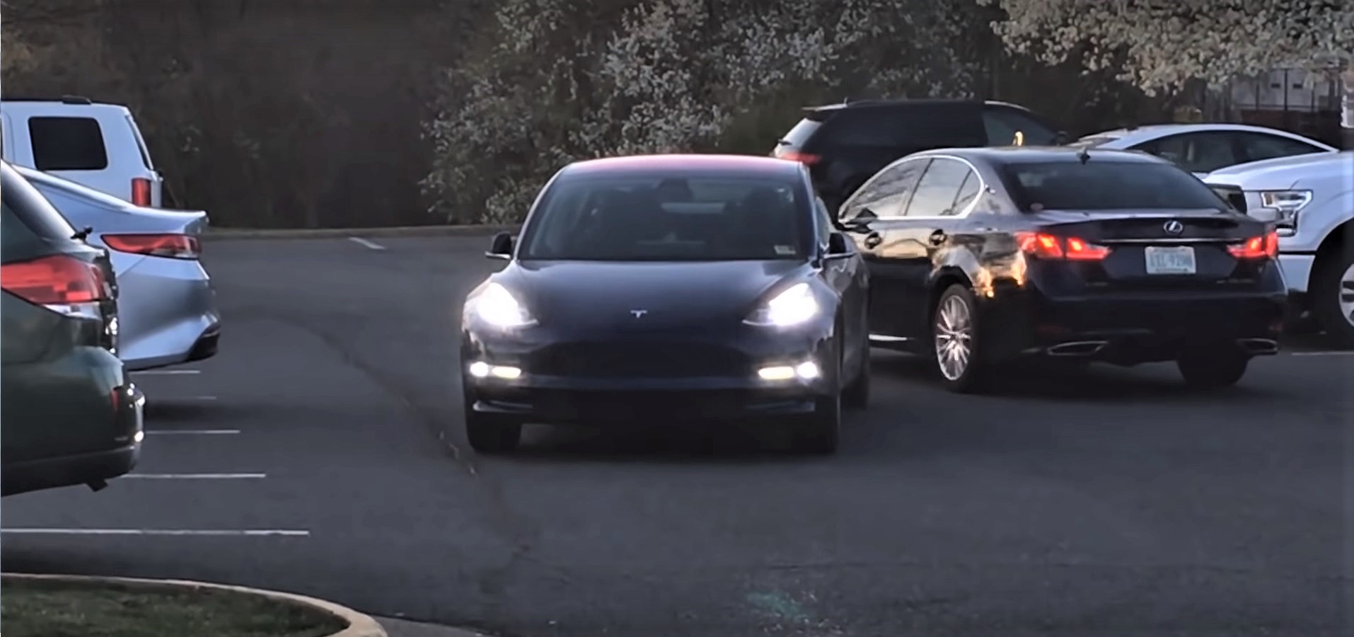 Tesla Model 3 using Enhanced Summon faces human driver in parking lot showdown
